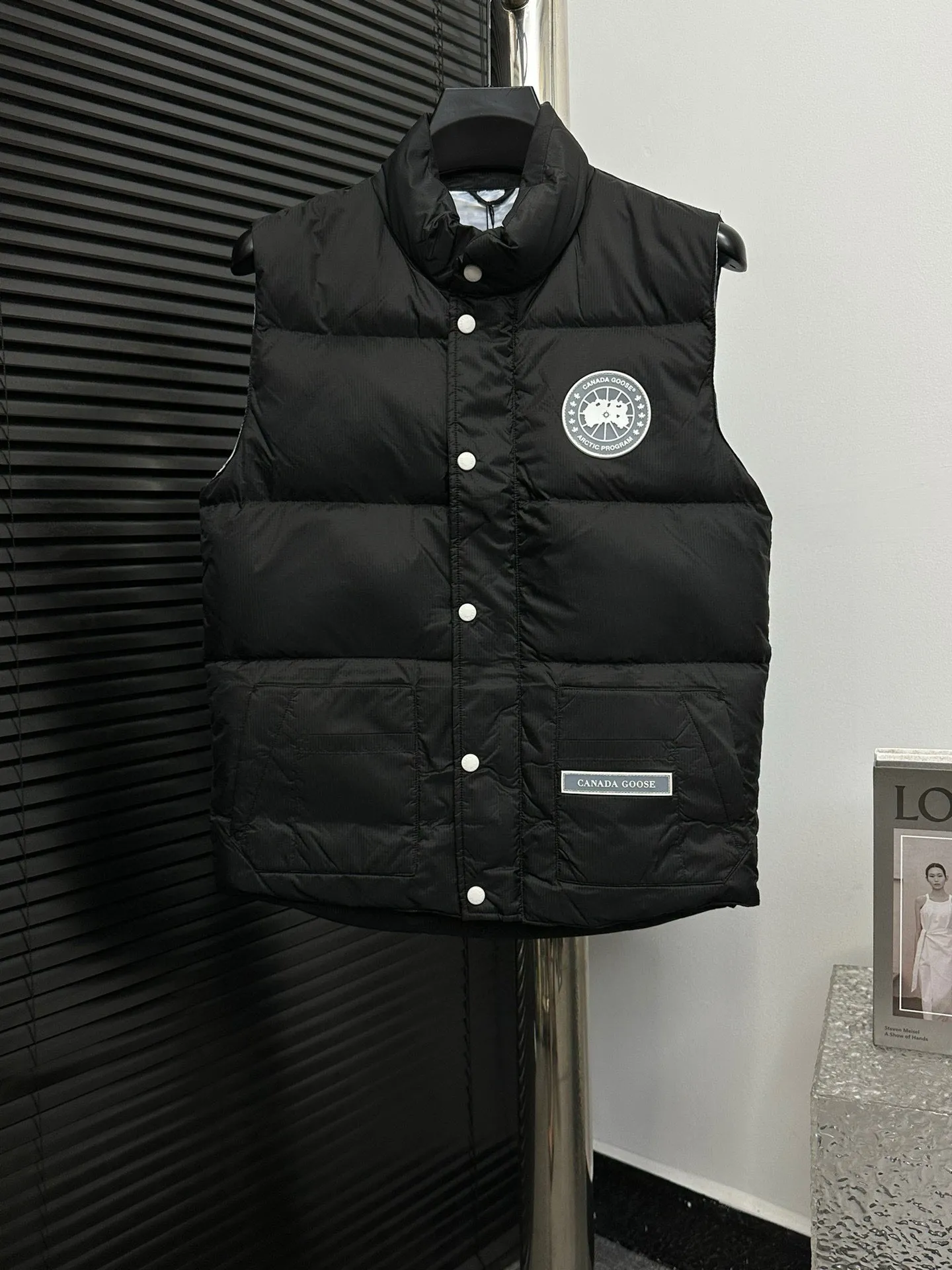P480 [Canadagoose] Canada Goose White Label Glacier Down Vest Canada Goose's new "Northern Lights Series" down vest Canada Goose's new "Northern Lights" Northern Lights White Label down vest is now available! The light and layered colors give people the feeling of being trapped in the mist around icebergs and glaciers. It can be said to be very dreamy! Original YKK zipper, Size:XS-XXL